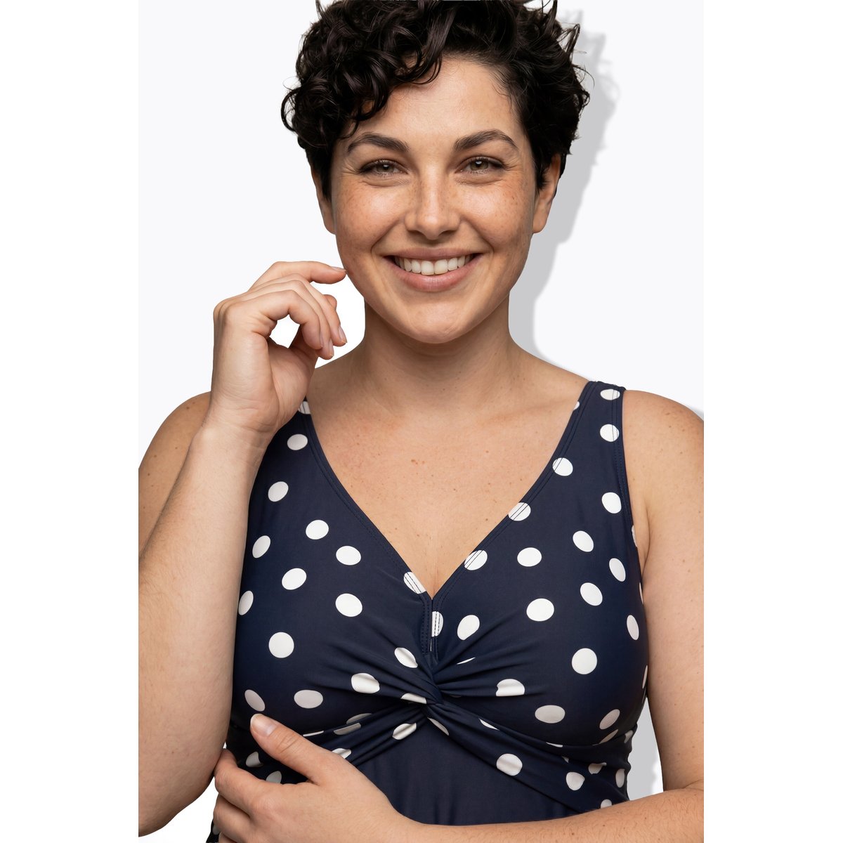 Robe de bain à pois, bonnets souples marine, ULLA POPKEN