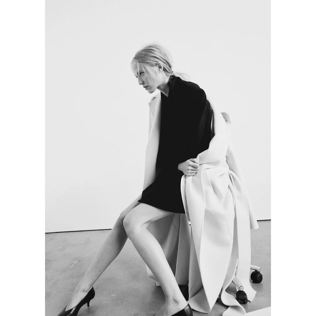 Robe courte froncée noir, MANGO
