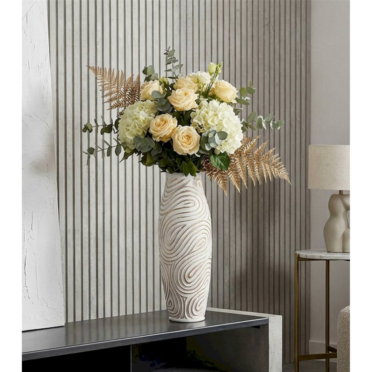 Vase haut relief spiralé sculptural MODERN blanc patiné, RECOLLECTION