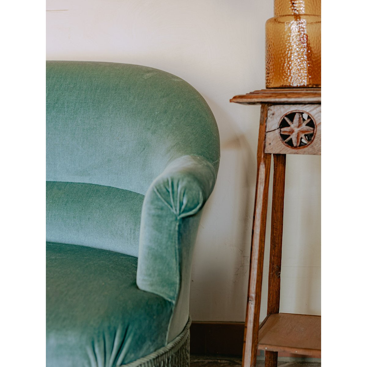 Banquette crapaud en velours turquoise céladon Martine N°60 - Bon état bleu, DEBONGOUT