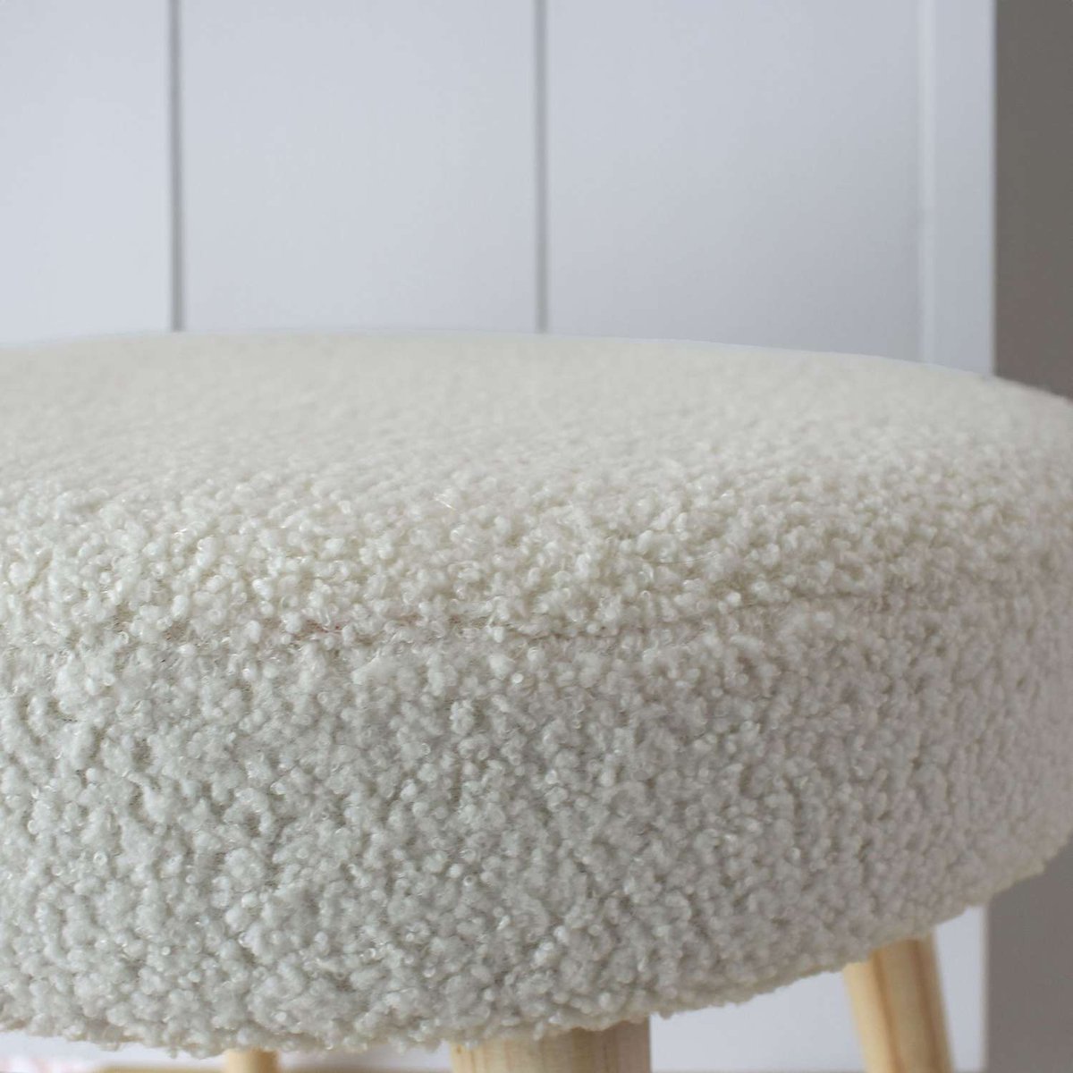 Tabouret en tissu bouclette avec pieds en bois LODGE beige, TOILINUX