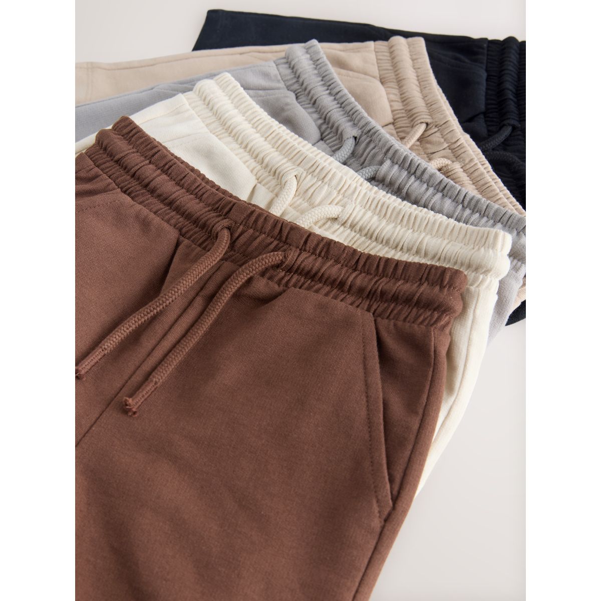 Shorts en jersey, lot de 5 brun chocolat/noir/pierre/gris, NEXT