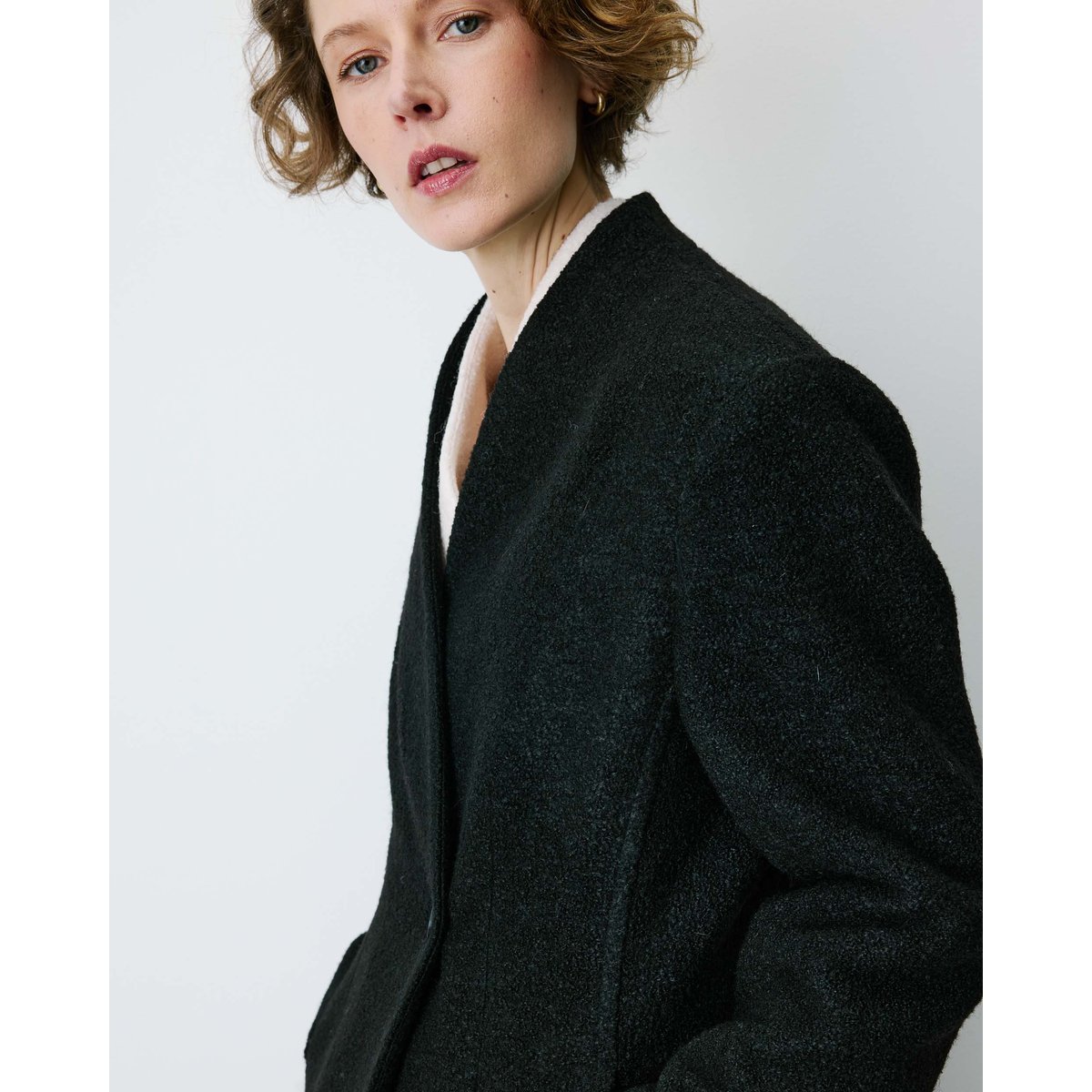 Blazer croisé en laine mélangée sans revers ecru Berlin noir, GRACE & MILA