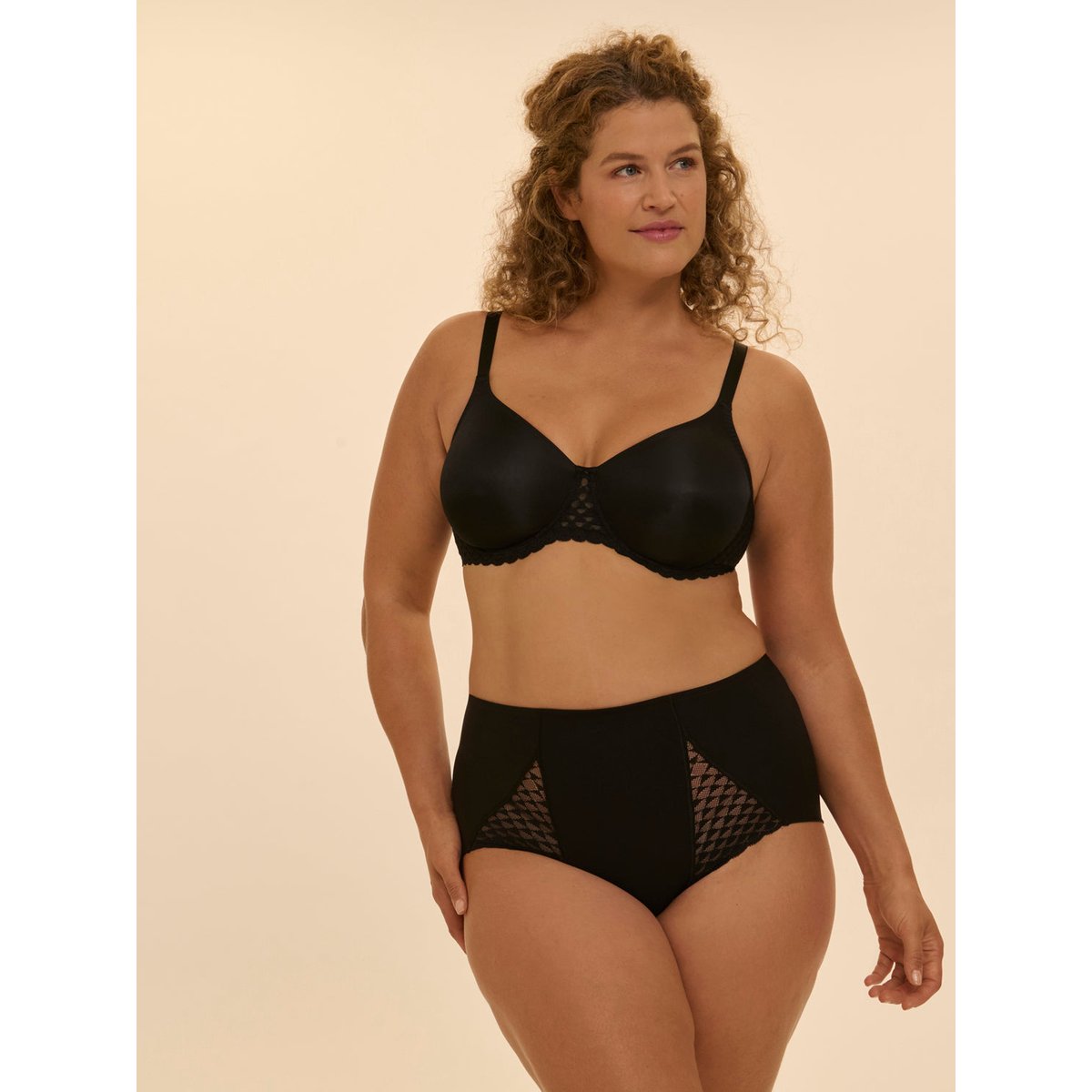 Soutien-gorge avec armature moulé rigide, SUBTILE noir, SIMONE PERELE