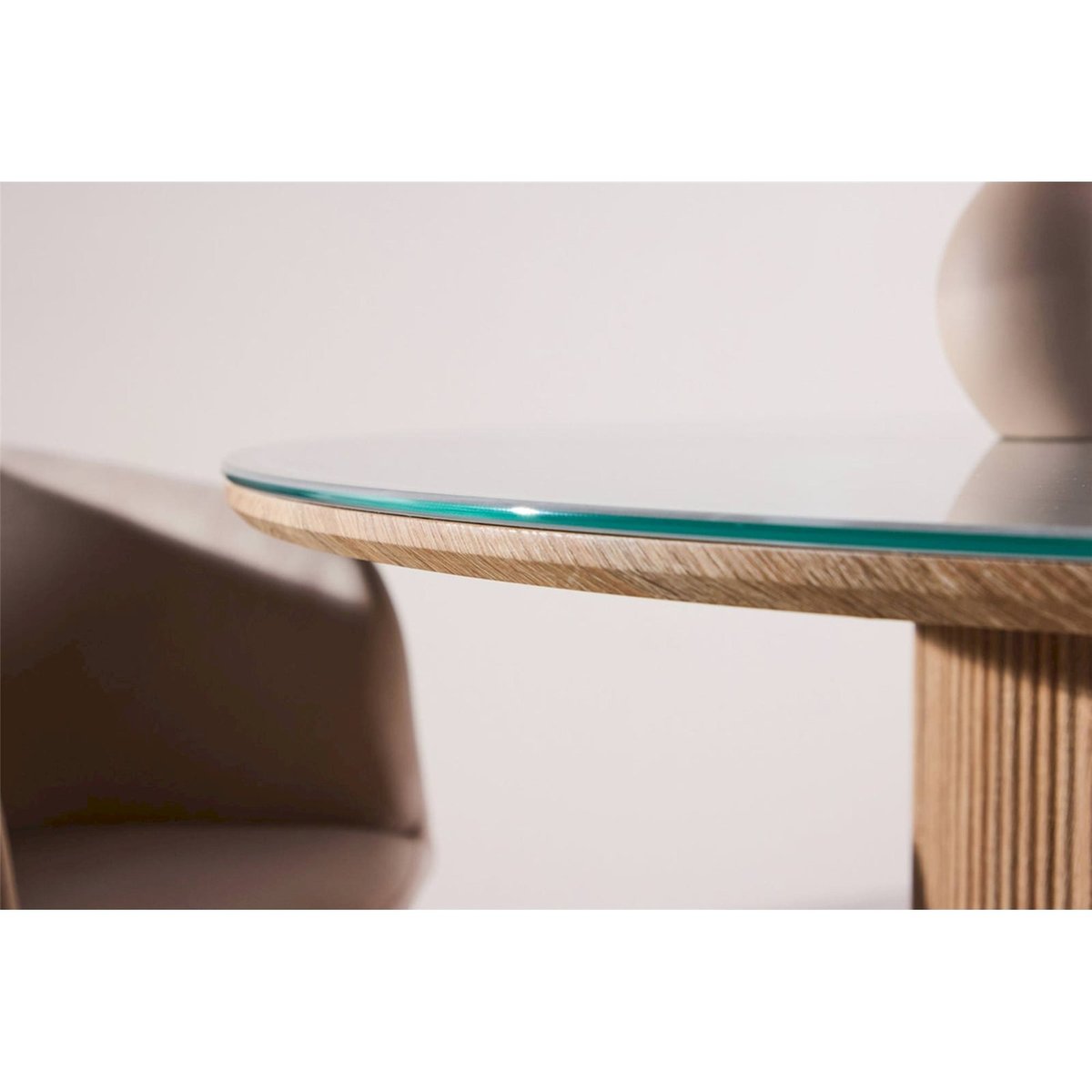 Table ronde HYDROWN verre et piètement cannelé blanc et bois clair, RECOLLECTION