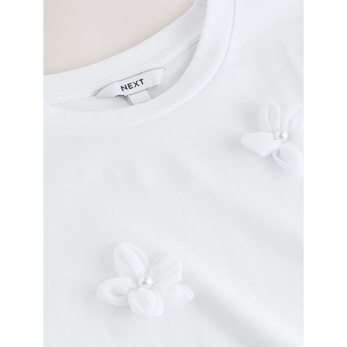 T-shirt orné de fleurs 3d à manches courtes blanc, NEXT