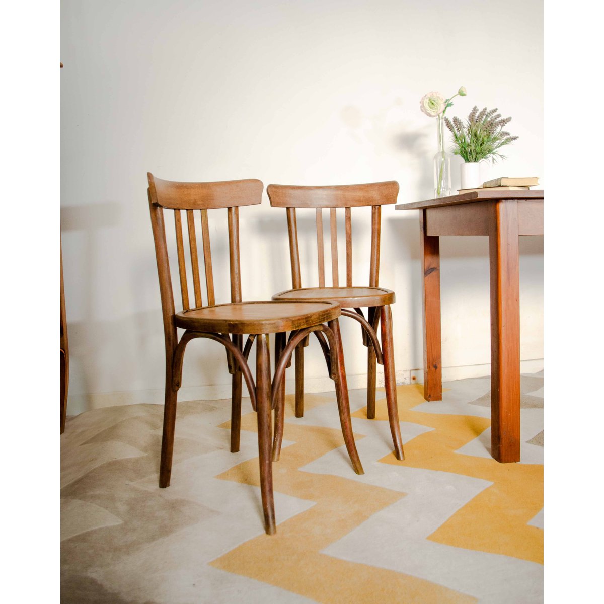 Paire de chaises bistrot en chêne Claude N°1567 - Bon état bois foncé, DEBONGOUT