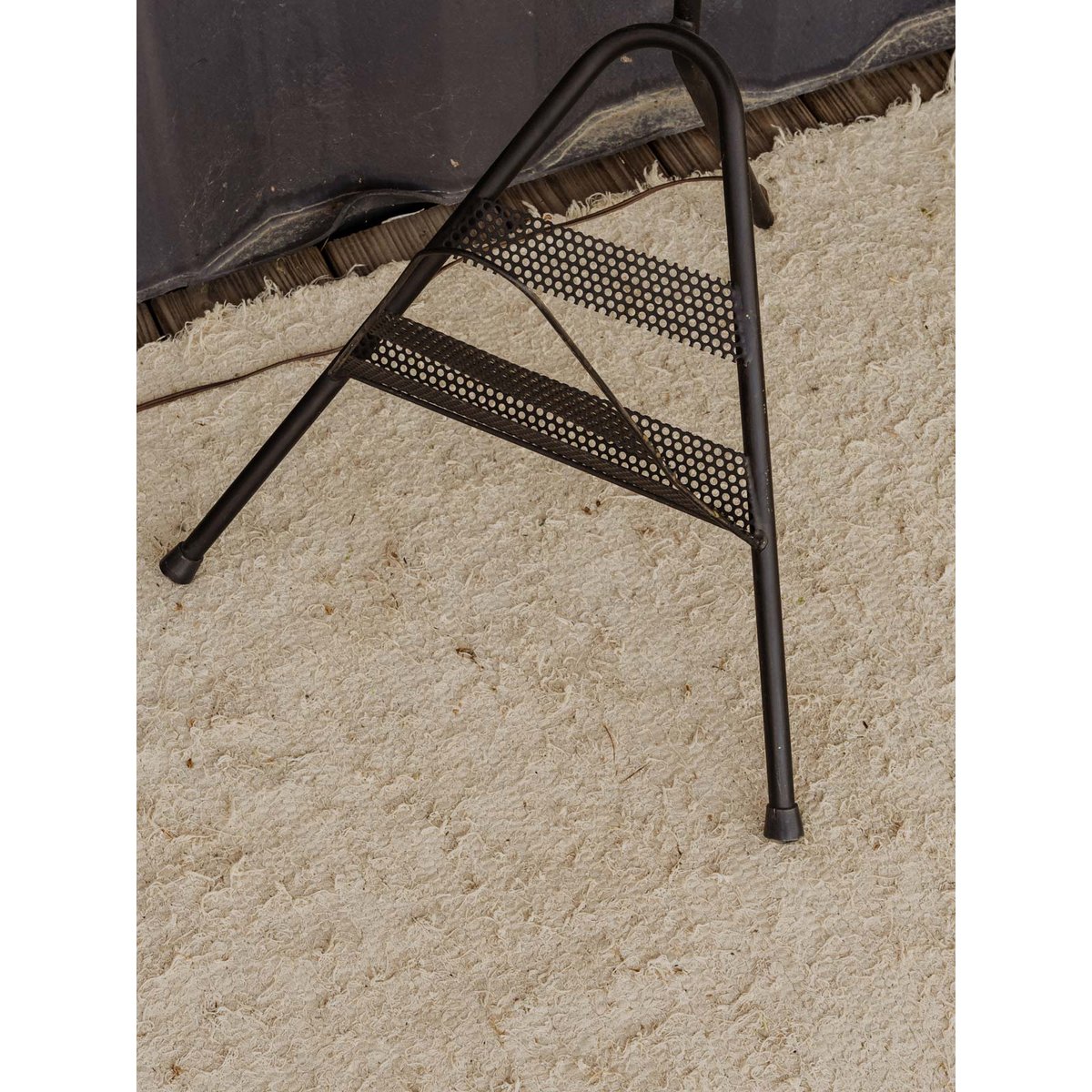 Lampadaire porte-revues en métal noir Julien N°392 - Bon état noir, DEBONGOUT