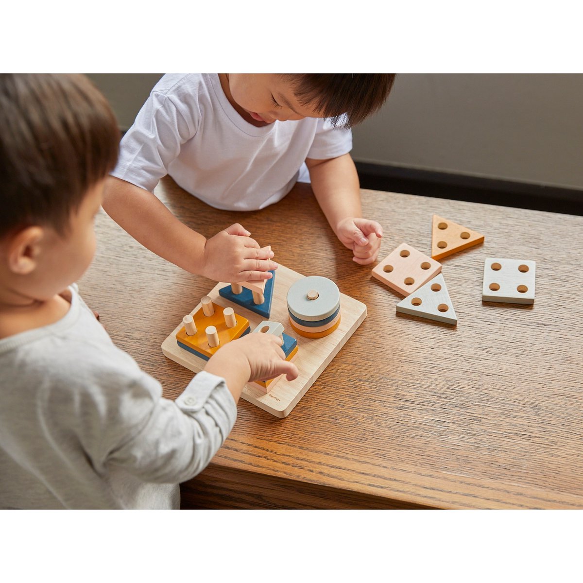 Formes géométriques à empiler beige, marron, blanc, PLAN TOYS