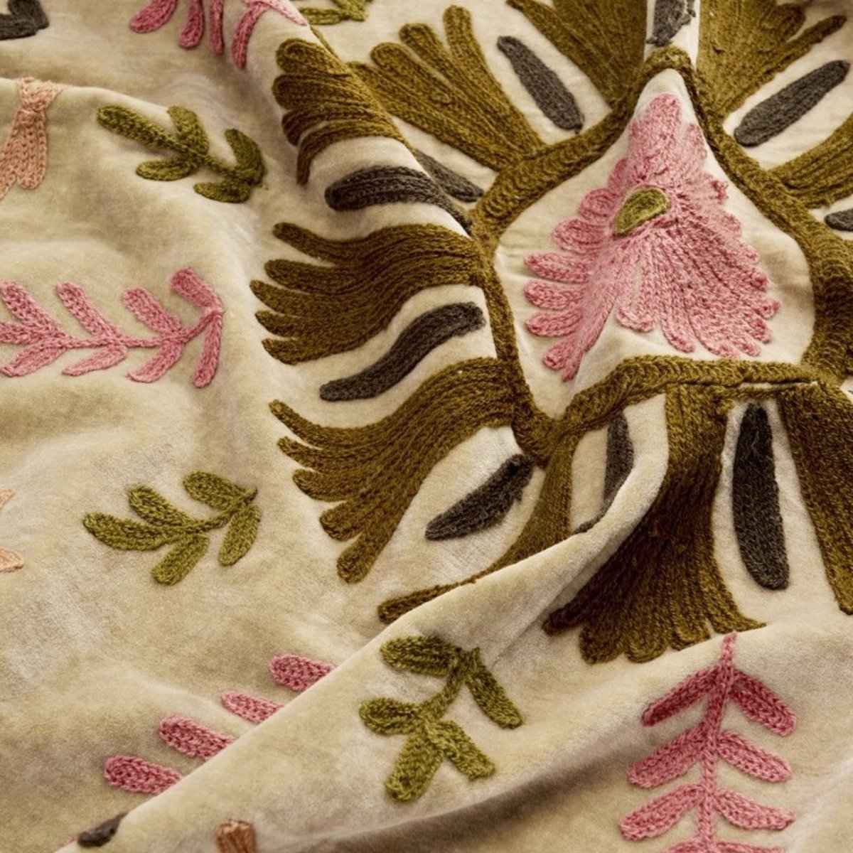 Jeté de lit velours broderie florale suzani beige, MADAM STOLTZ