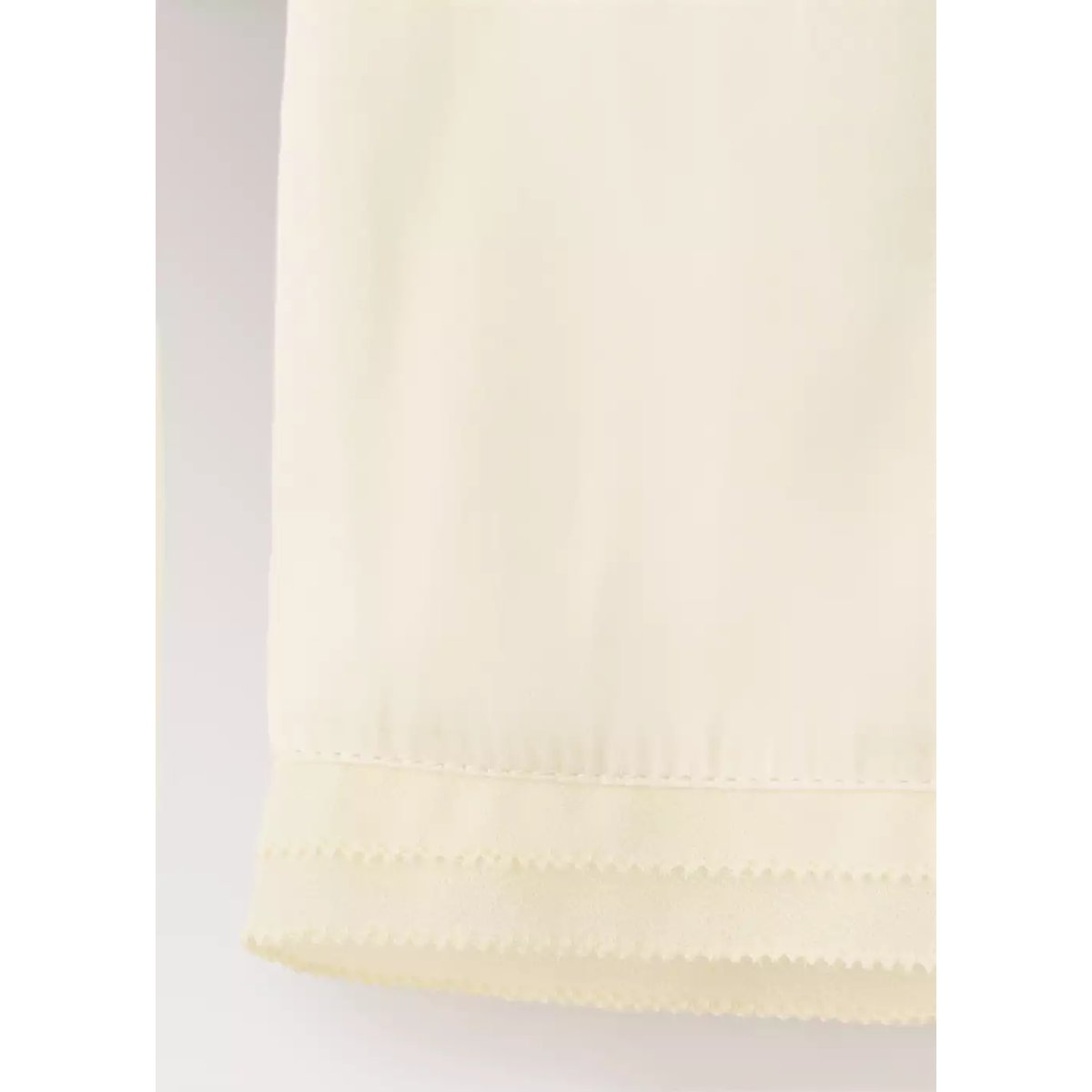 Short pyjama satiné en dentelle ivoire, MANGO