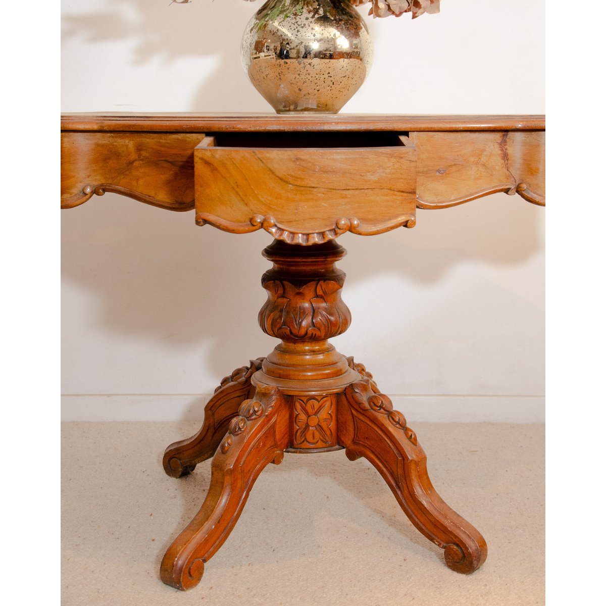 Table en bois Francine N°887 - Bon état bois foncé, DEBONGOUT