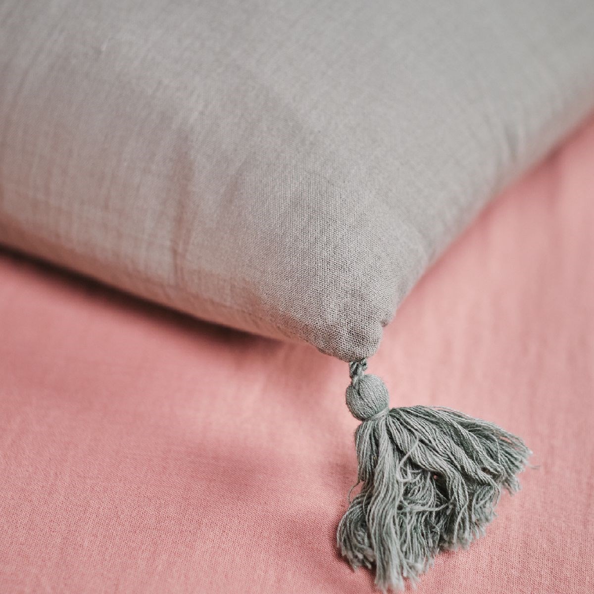 Coussin déhoussable à pompons uni gaze de coton INDIAN FLOWERS vert, TODAY