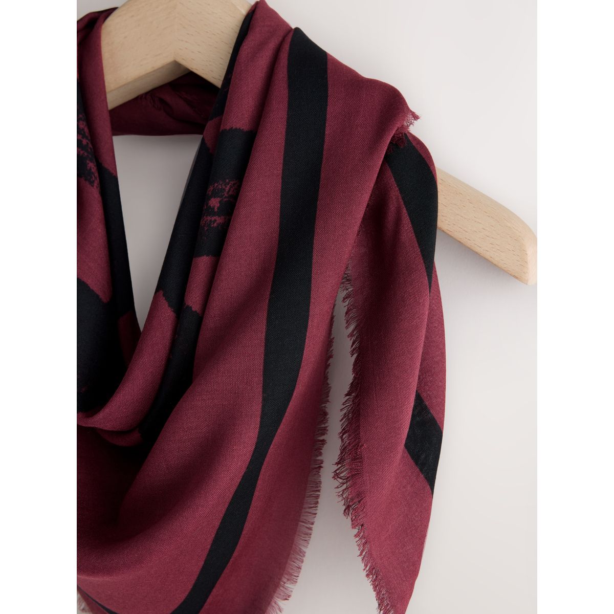 Écharpe légère carrée rouge et tourbillon de baies, NEXT