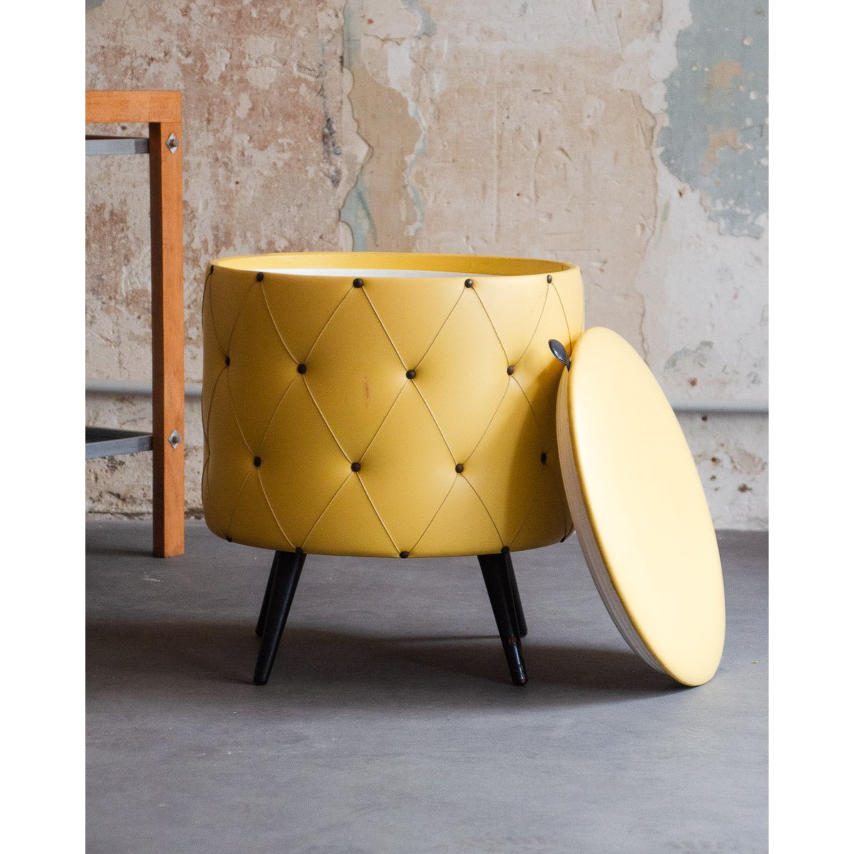 Pouf matelassé jaune Jean-Philippe N°88 - Bon état jaune, DEBONGOUT