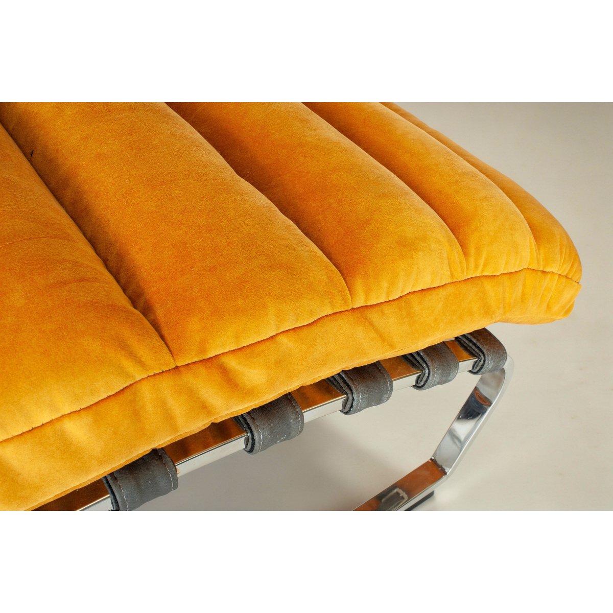 Chaise longue en velours et acier chromé WEIMAR orange, PRODUIT INTERIEUR BRUT