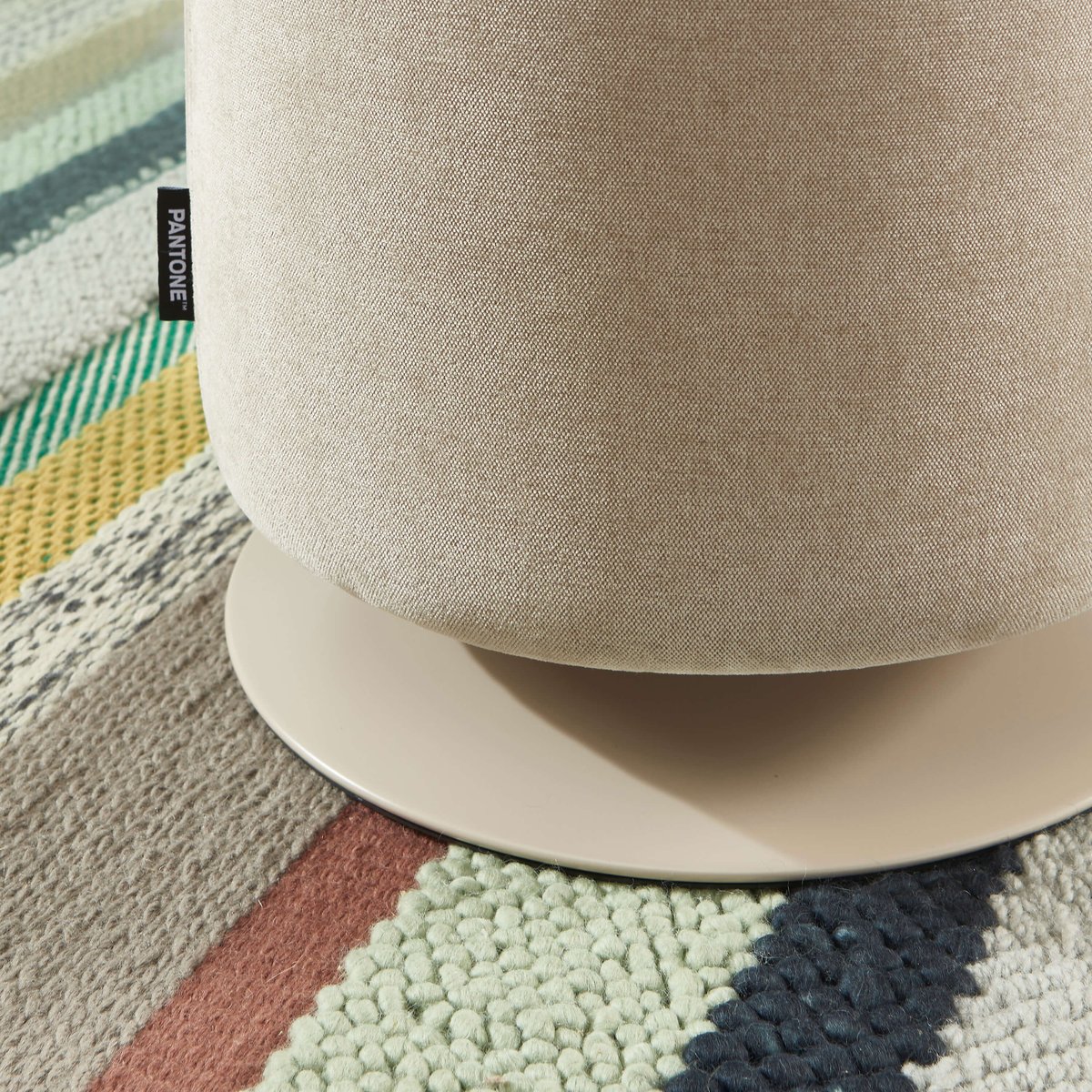 Pouf en tissu et pied pivotant en acier taupe, PANTONE