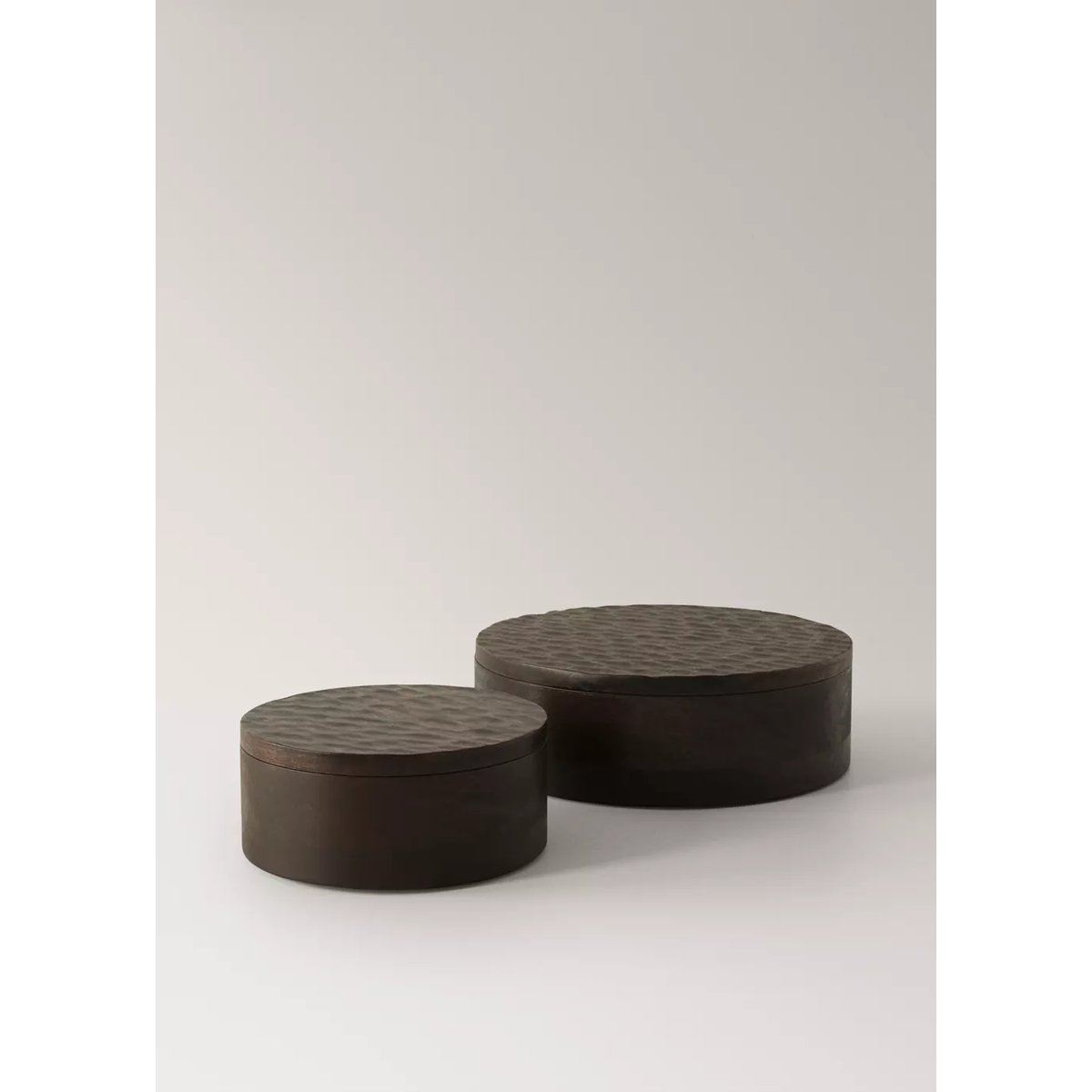 Petite boîte ronde en bois sculpté chocolat, MANGO HOME