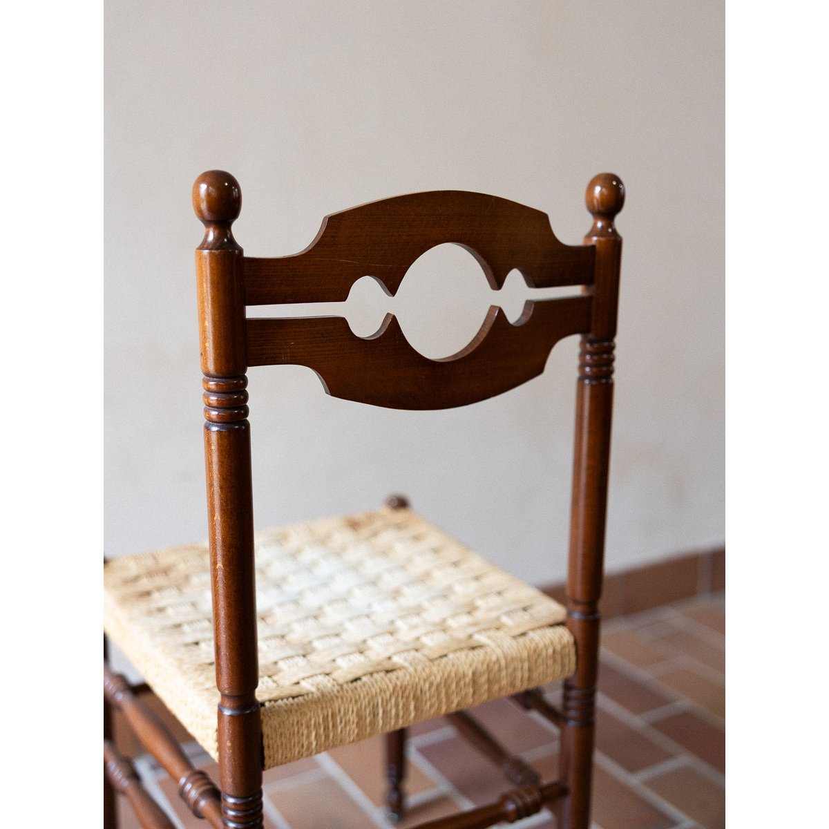 Paire de chaises en paillage Claude N°1479 - Bon état bois foncé, DEBONGOUT
