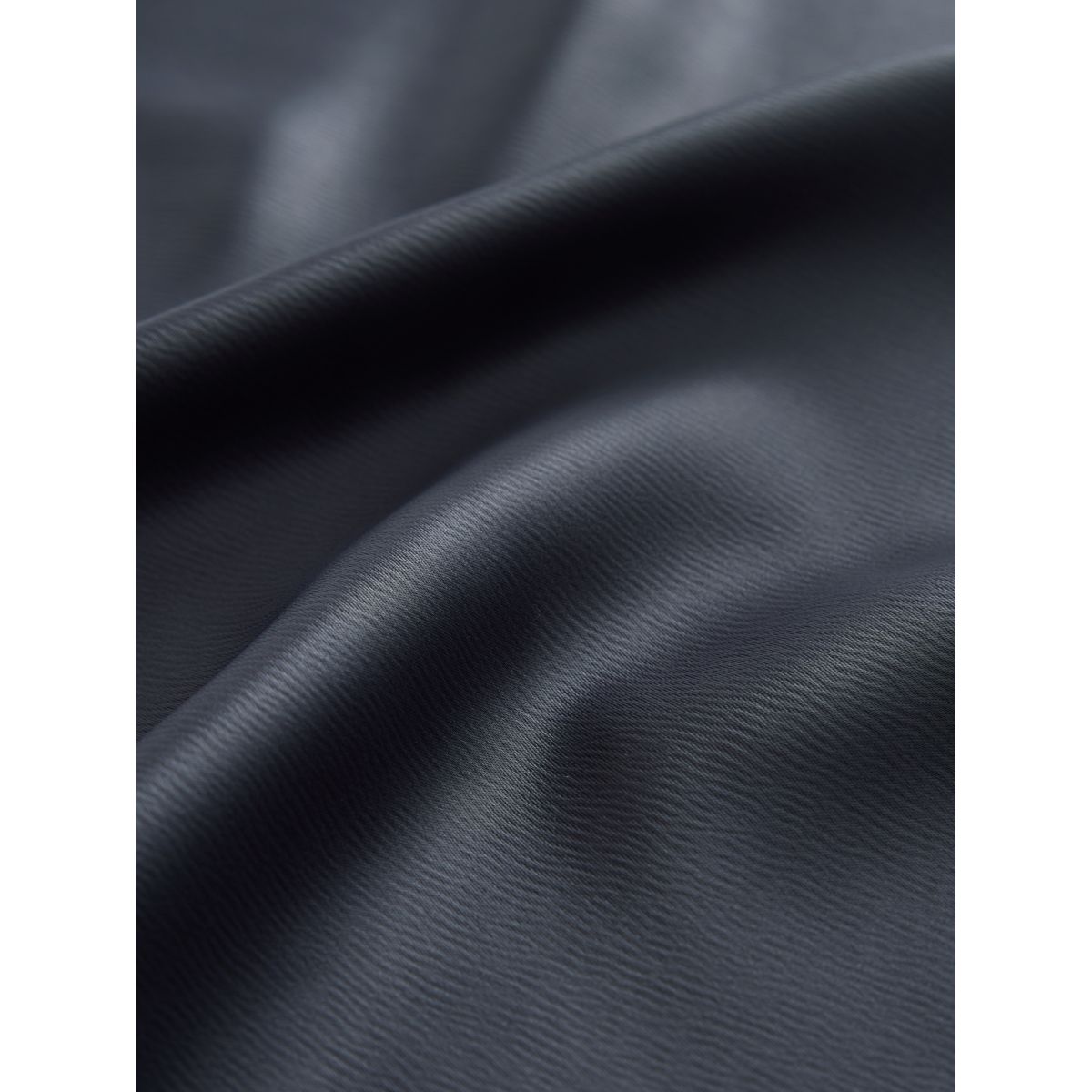 Jupe mi-longue en satin gris foncé, NEXT