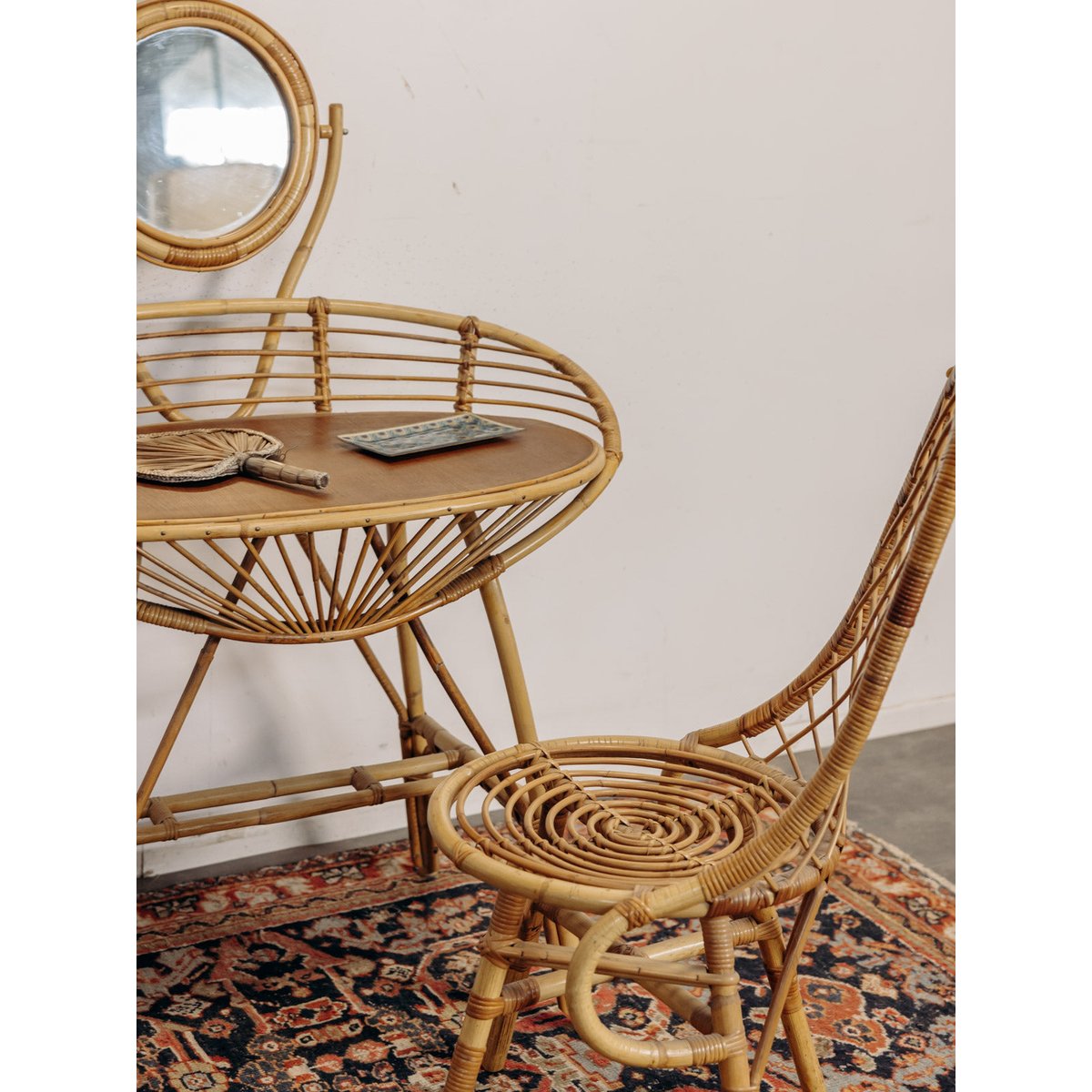 Coiffeuse et sa chaise en rotin Louise N°354 - Bon état bois clair, DEBONGOUT