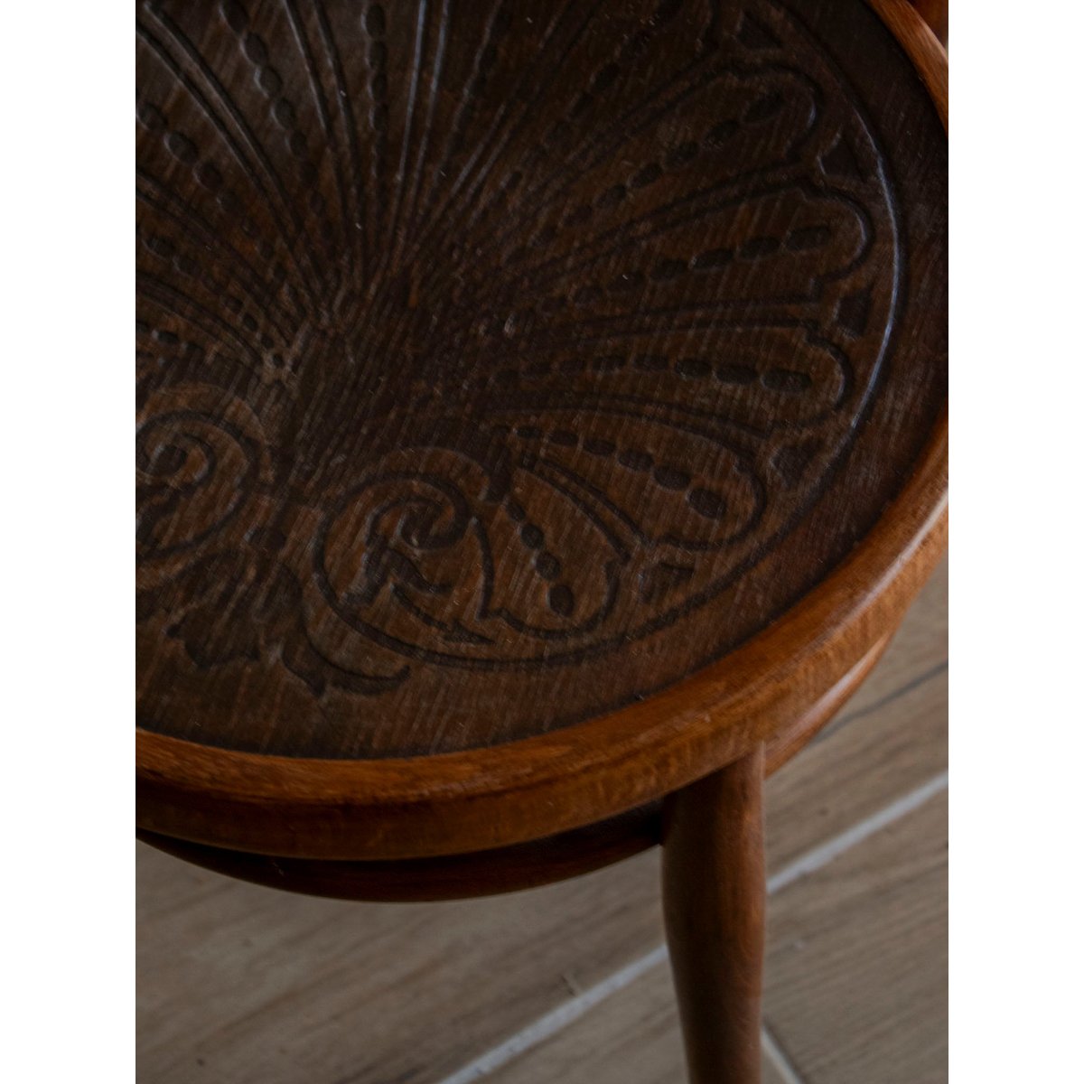 Paire de 2 chaises à l'assise sculptée Claude N°1345 - Bon état bois foncé, DEBONGOUT