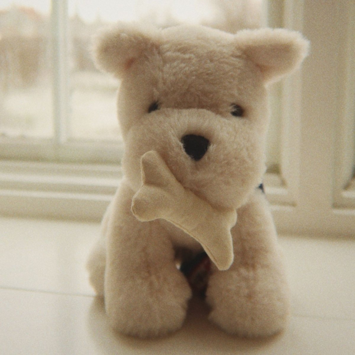 Peluche chien avec panier blanc, bleu, rouge, KONGES SLOJD