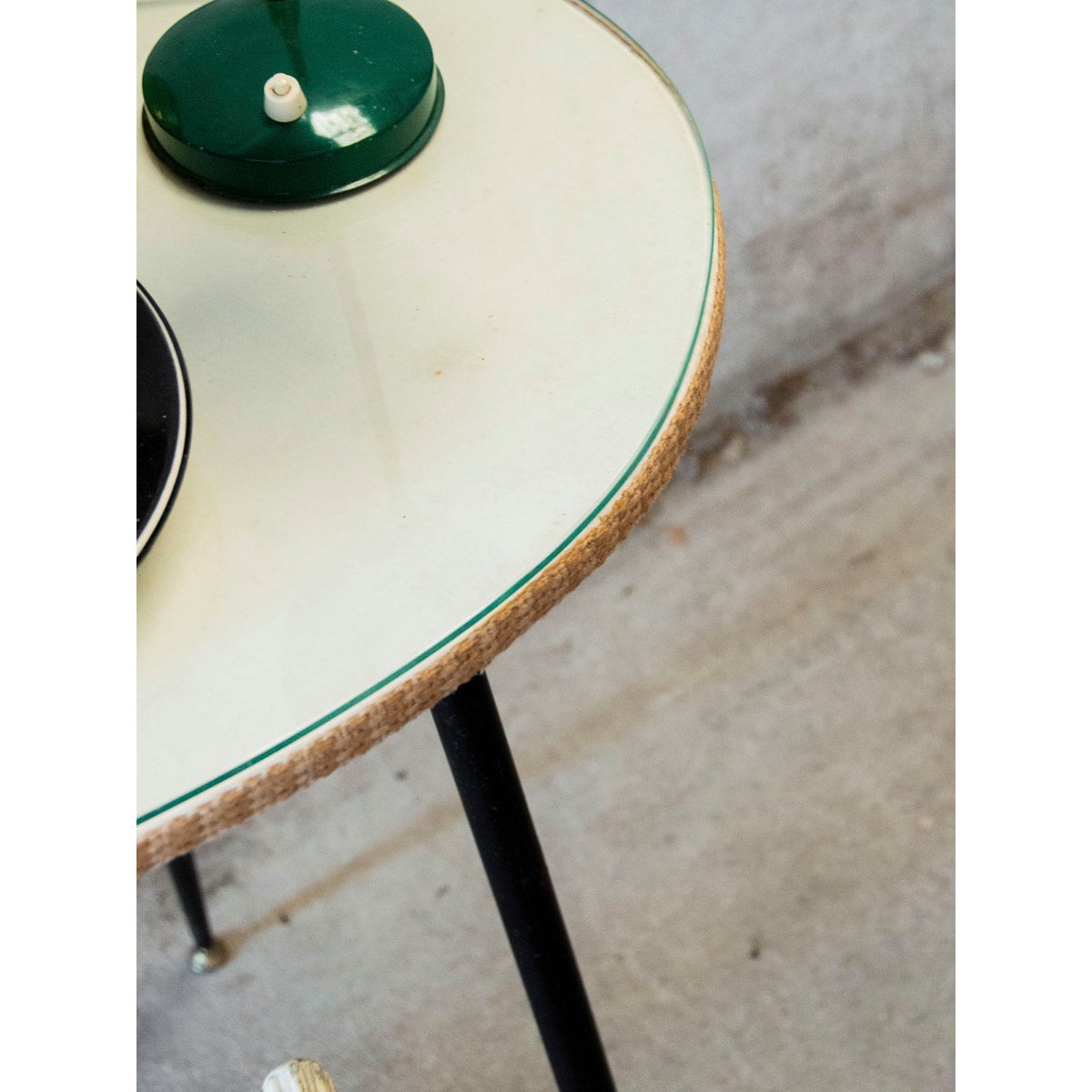 Table d'appoint en verre Hanna N°574 - Bon état blanc et noir, DEBONGOUT