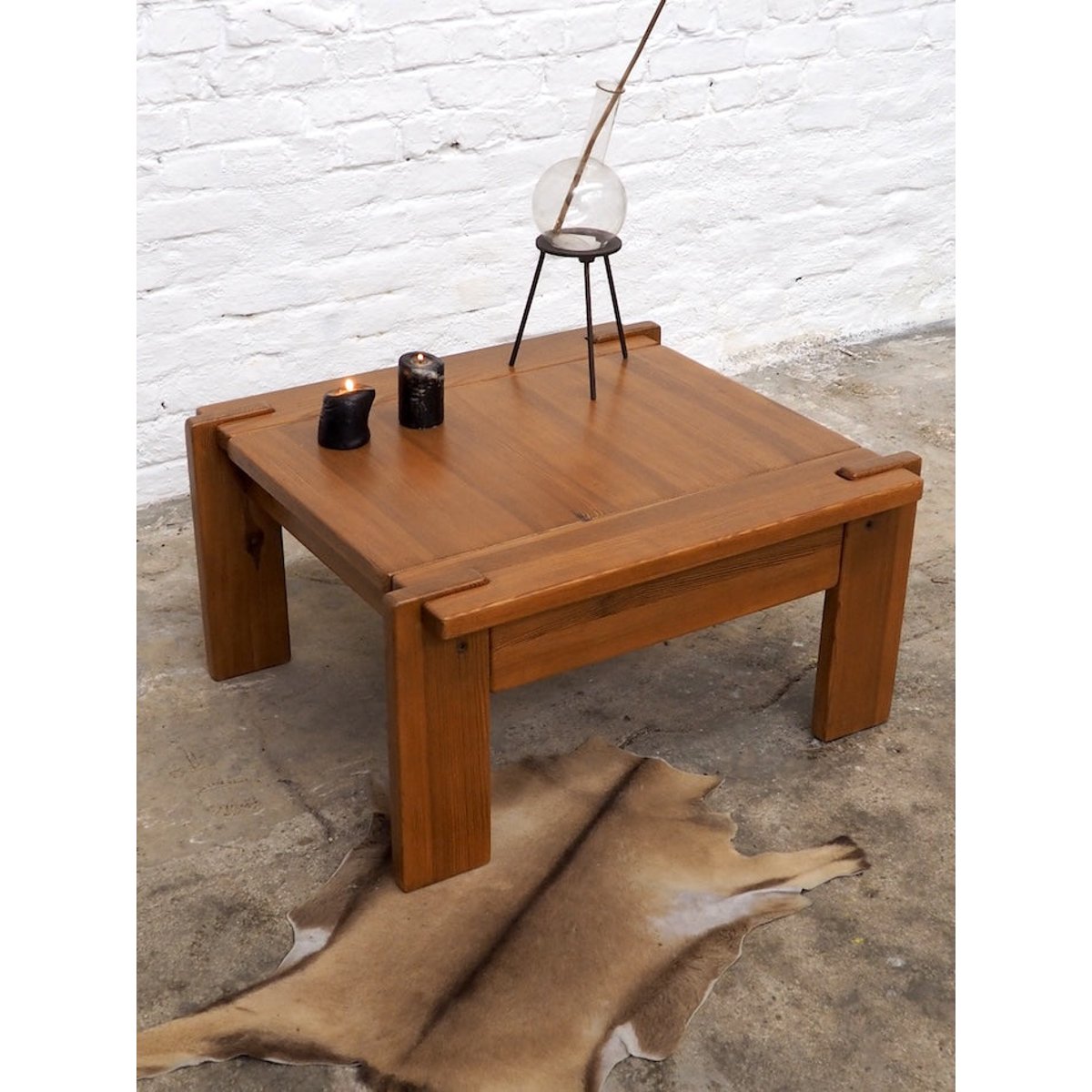 Table basse en pin Léonie N°441 - Bon état bois foncé, DEBONGOUT