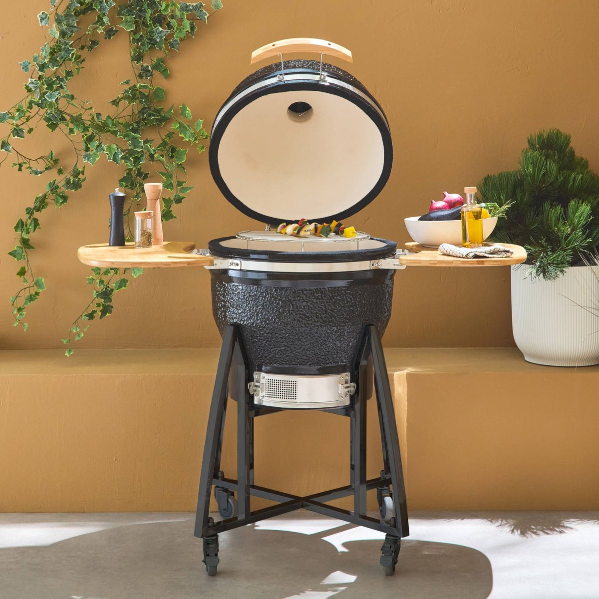 Barbecue charbon de bois, grill et fumoir, céramique Ø57cm avec roues, tablettes et housse KAMADO noir, SWEEEK