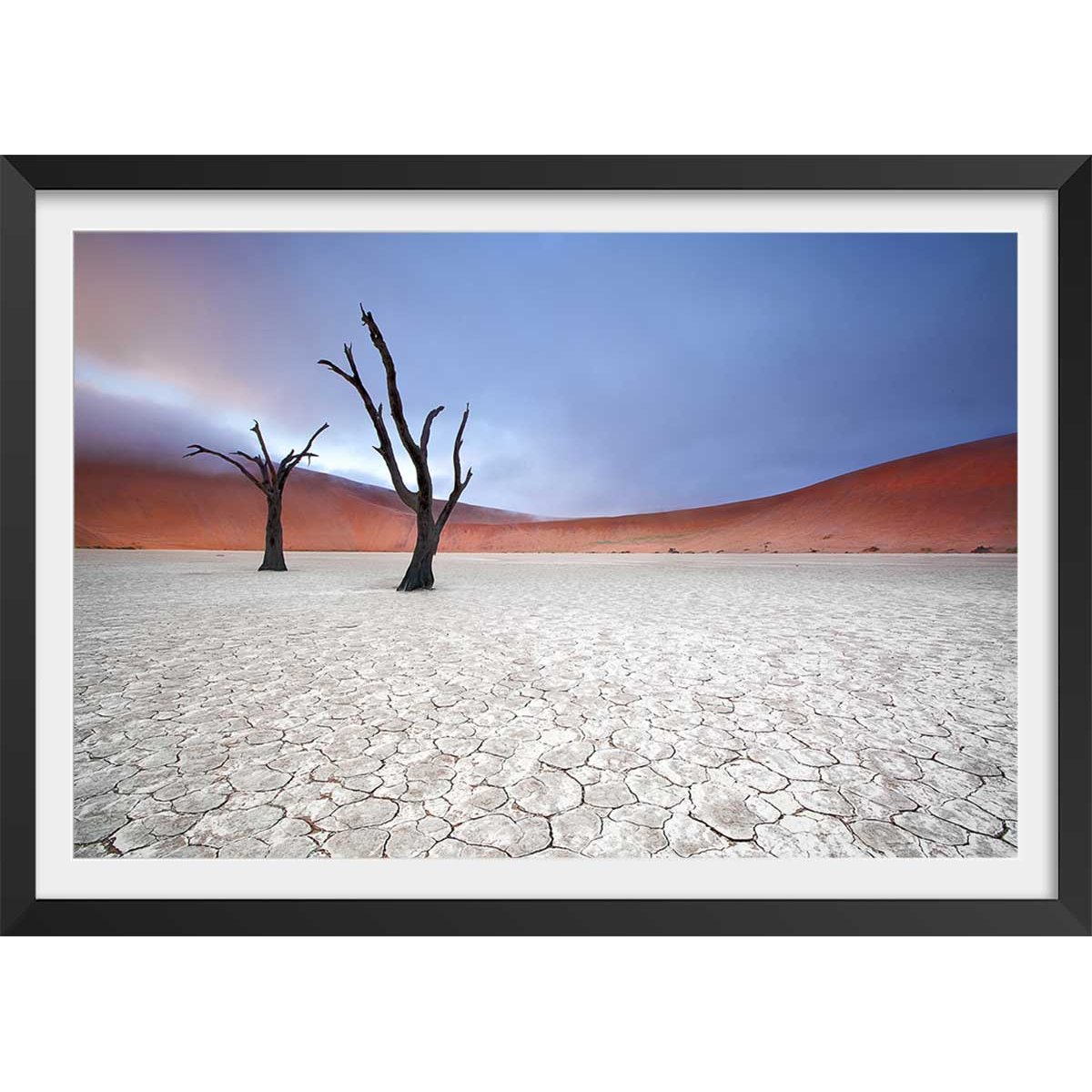 Affiche de Namibie, Le deadvlei affiche + cadre en bois - noir, HEXOA