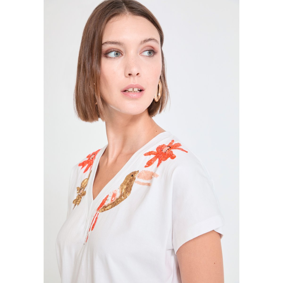 T-shirt col V à broderies florales et sequins en coton blanc, LOLA CASADEMUNT