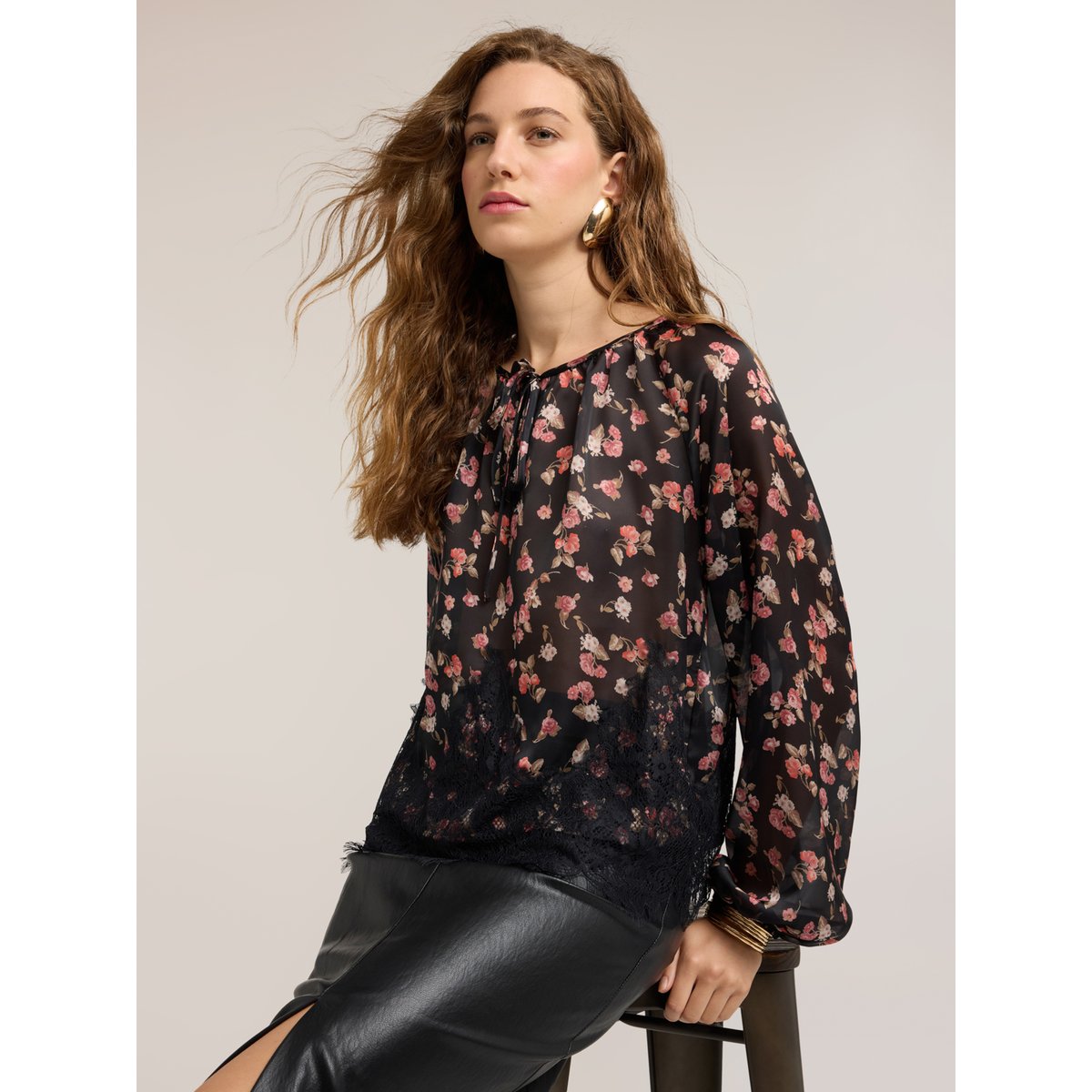 Blouse avec imprimé fleuri et dentelle noir, MOTIVI