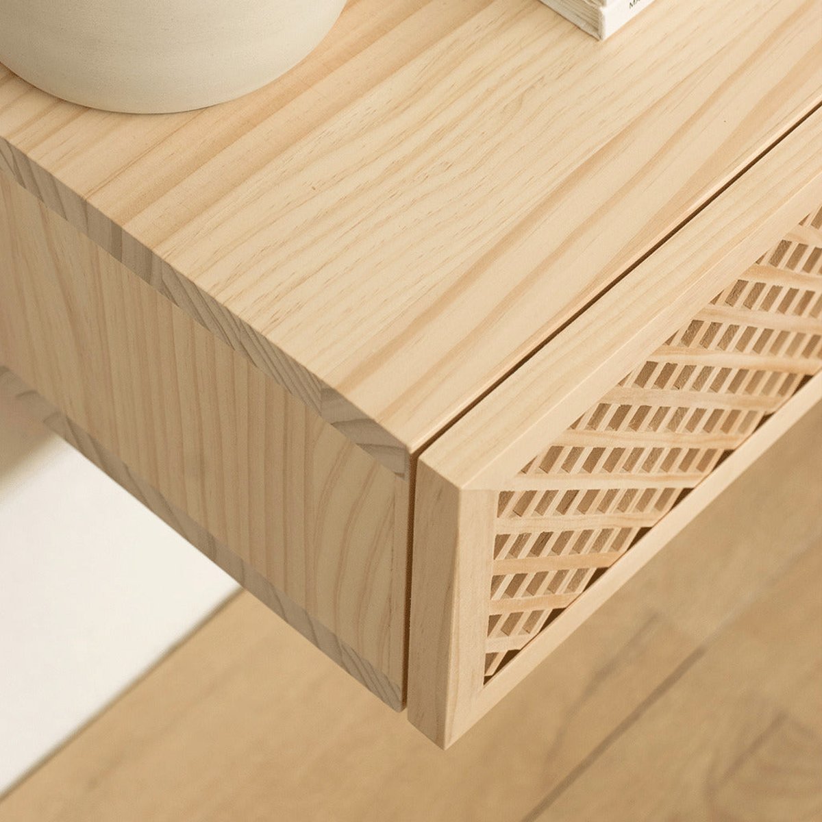 Table de chevet en pin massif verni IFACH bois clair, NAAN FURNITURE