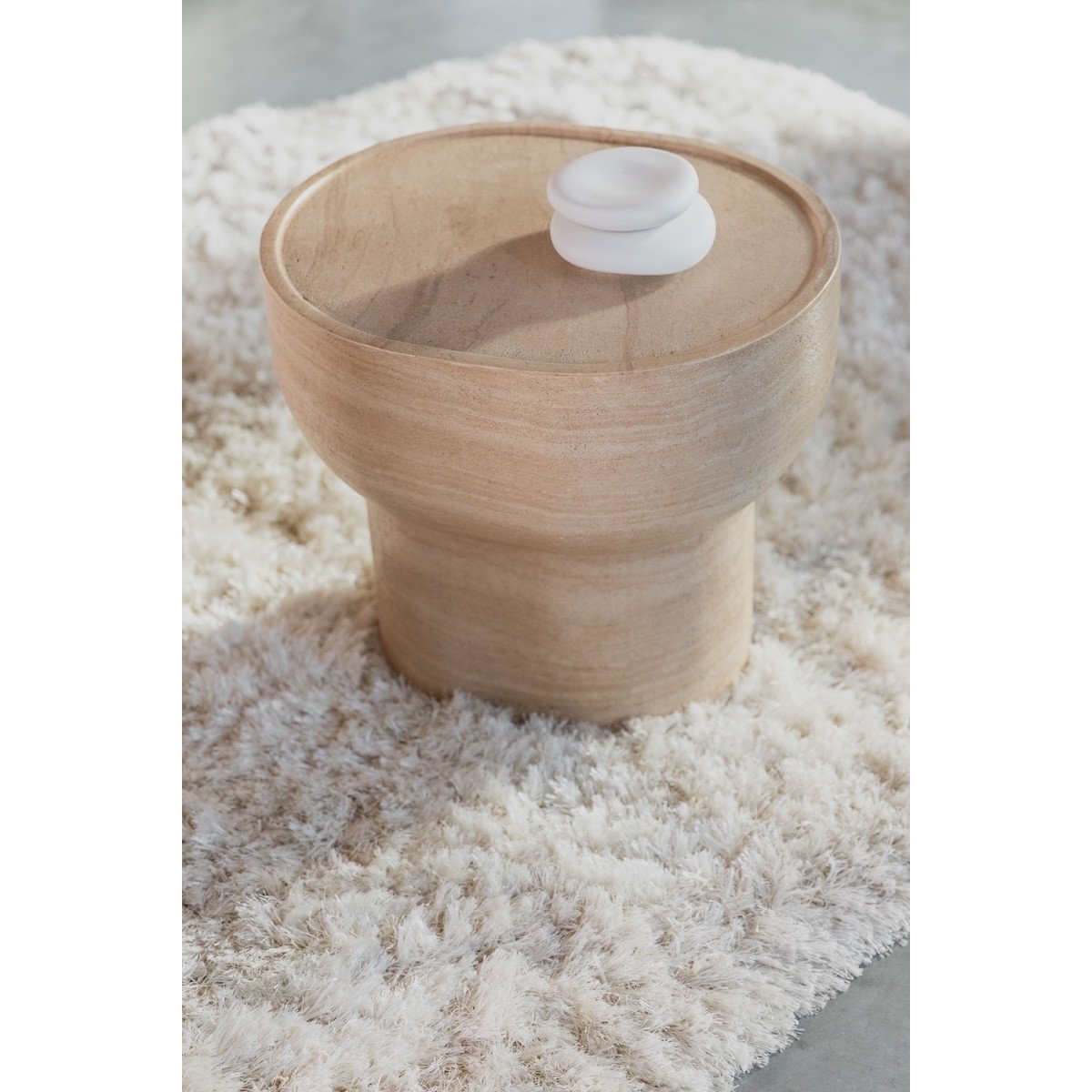 Table basse ronde en béton finition travertin - NOBLE beige, ZUIVER