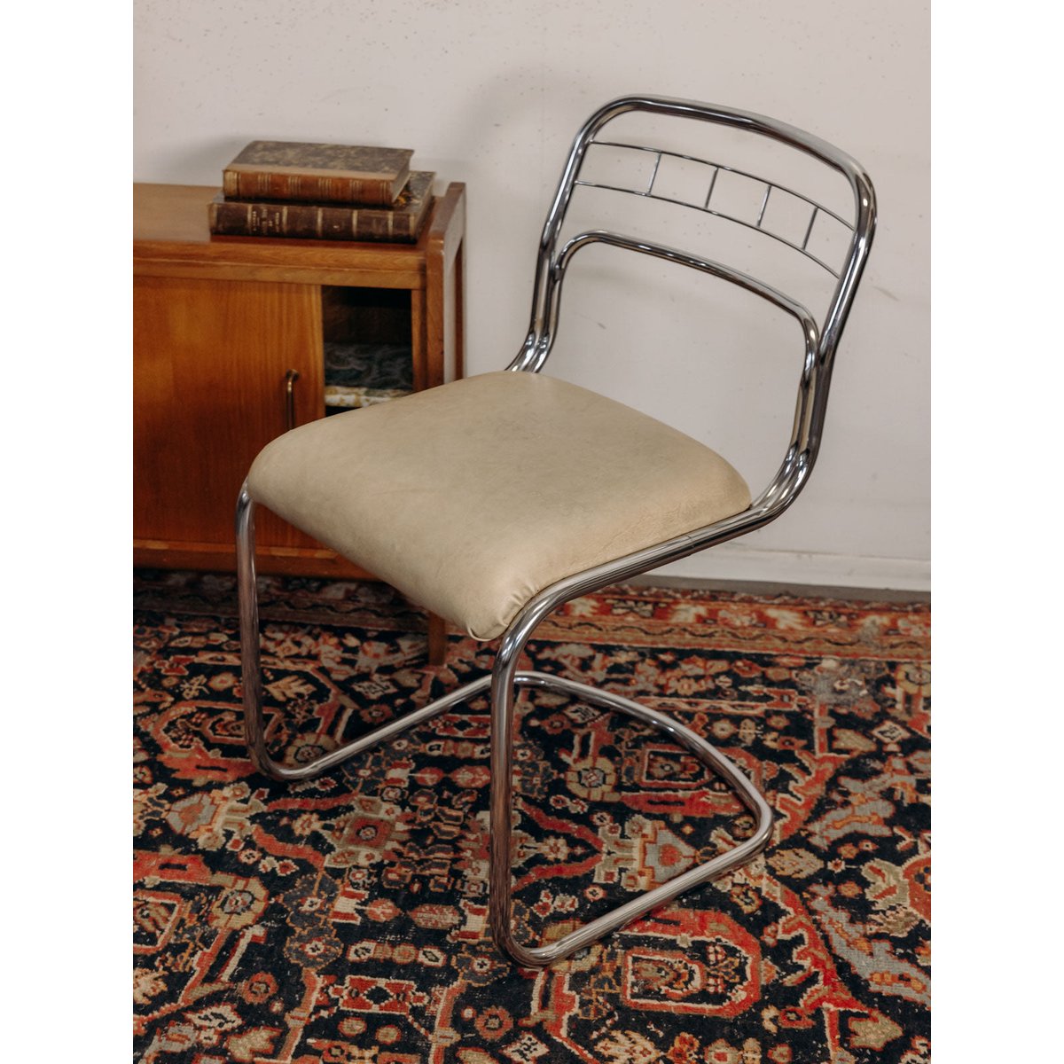 Paire de chaises à structure chromée Alma N°1989 - Bon état beige, DEBONGOUT