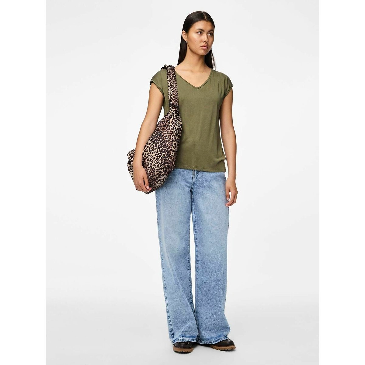 T-shirt, col V kaki, PIECES