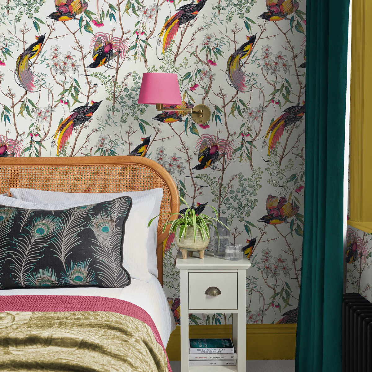 Papier peint Oiseaux Clavering Birds jaune, rose, vert, blanc cassé, GRAHAM ET BROWN