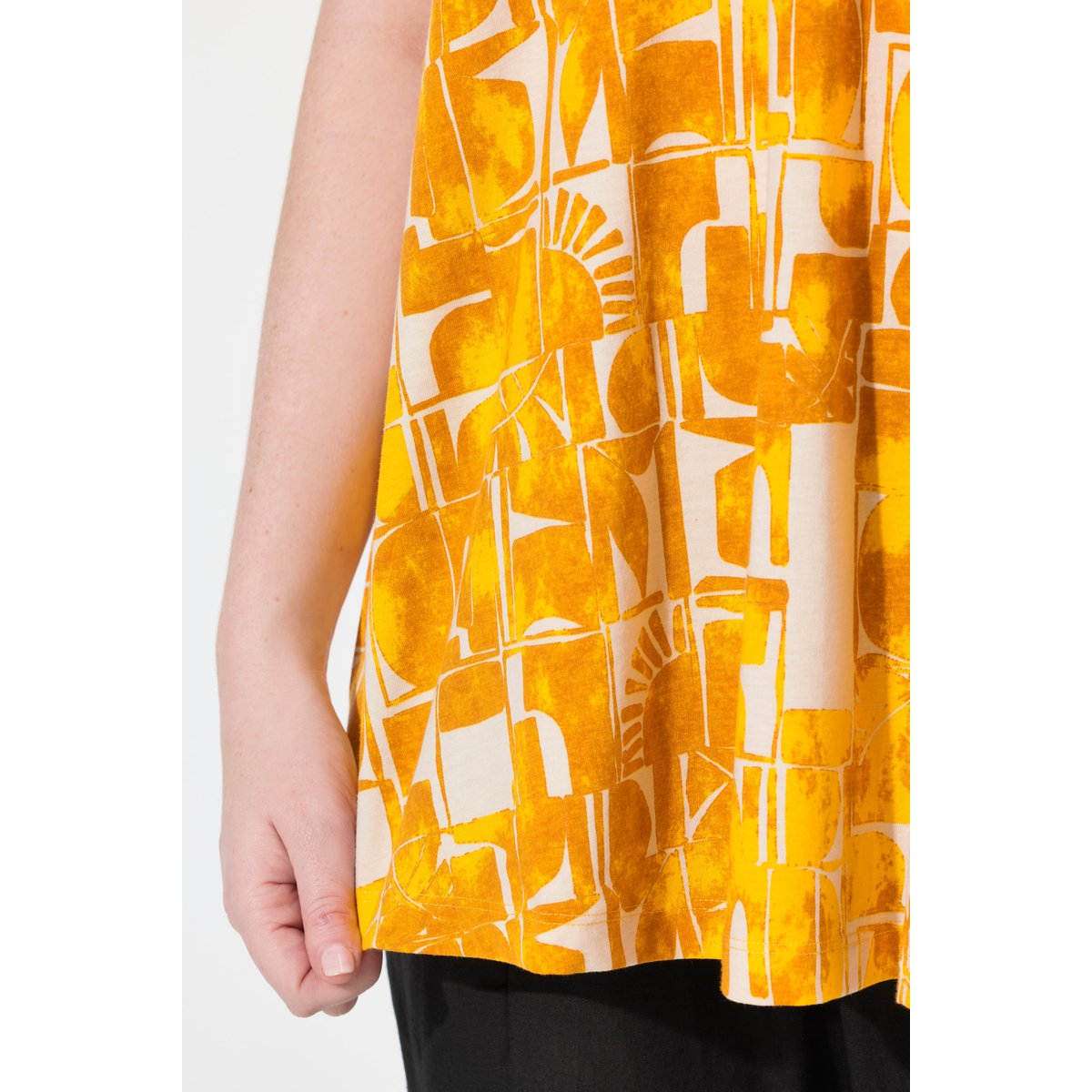 T-shirt en coton bio. Décolleté jaune miel, ULLA POPKEN