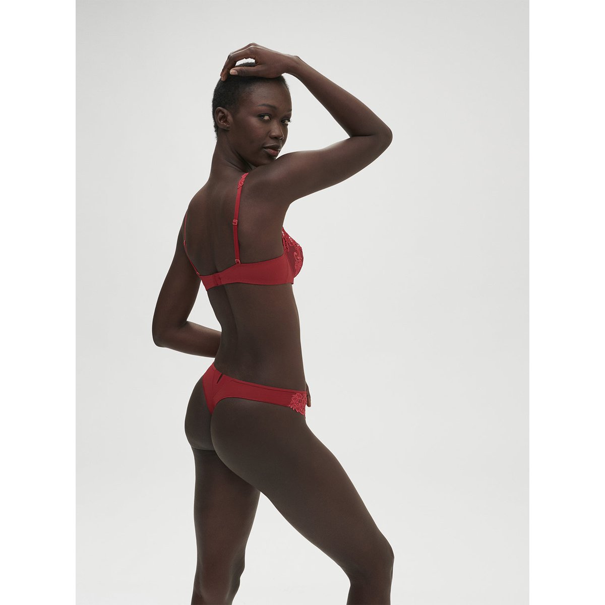String, SAGA rouge, SIMONE PERELE