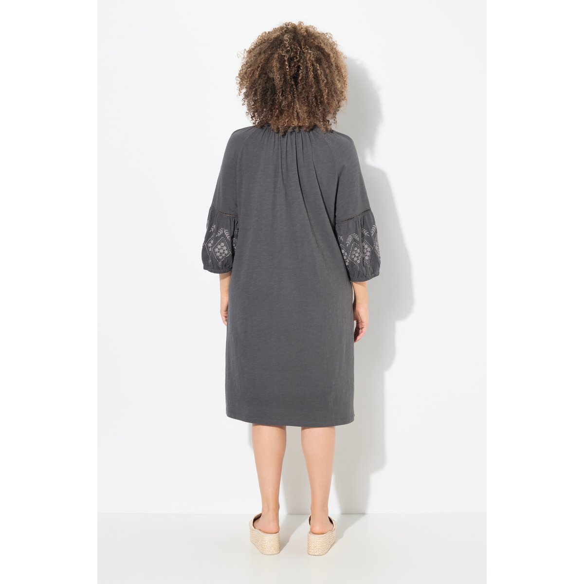 Robe en jersey avec broderies. Col tunisien gris graphite, ULLA POPKEN