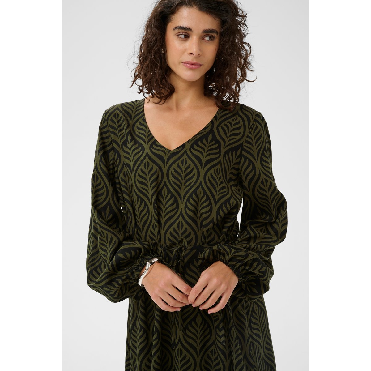 Robe noir vert black deep/ivy green leafs, KAFFE