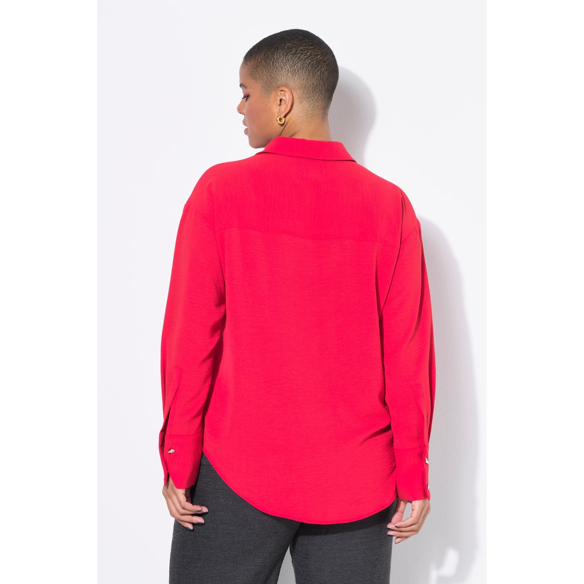 Chemisier oversize. Boutons fantaisie rouge, STUDIO UNTOLD