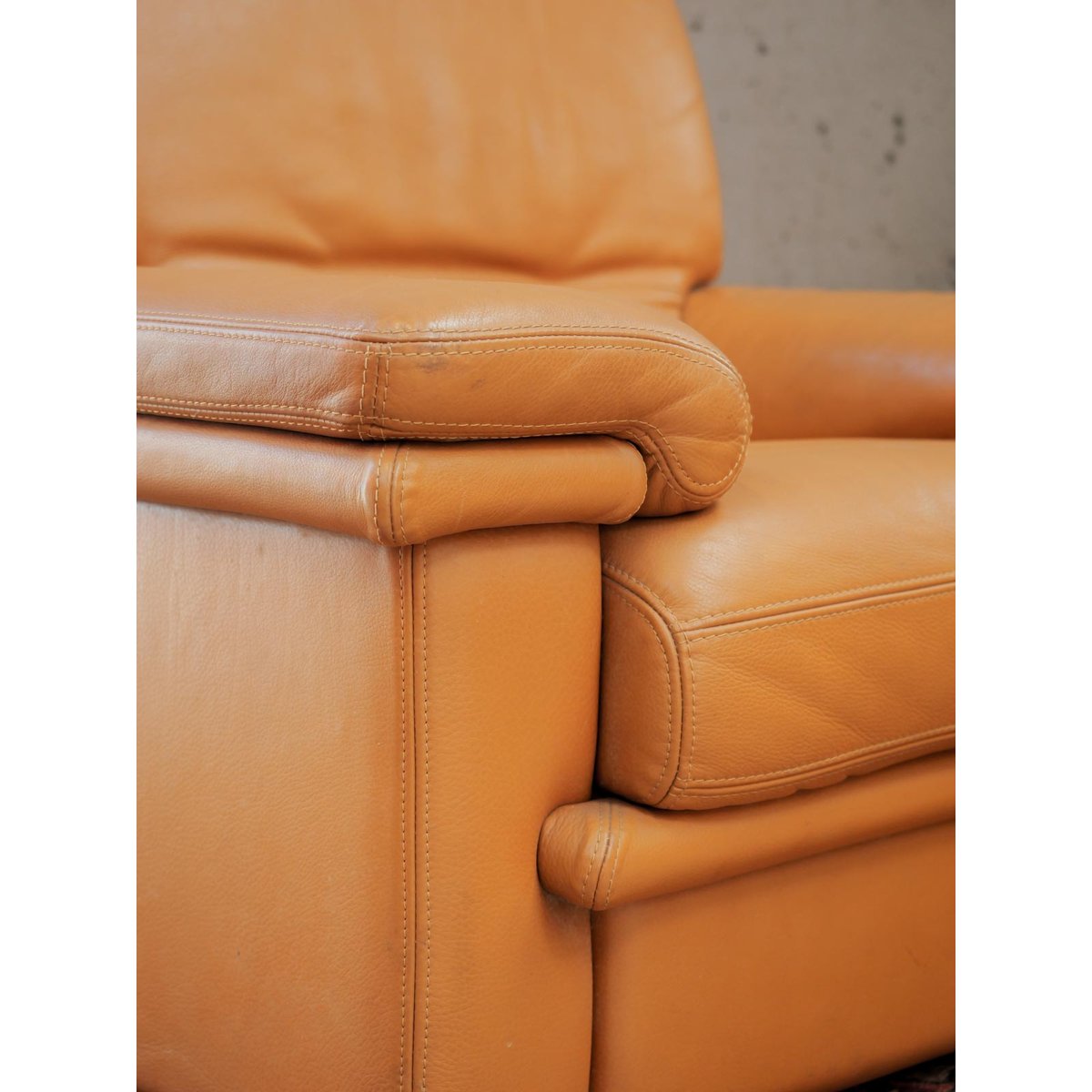 Lot de 2 fauteuils style années 80 Ernest N°1055 - Bon état marron, DEBONGOUT