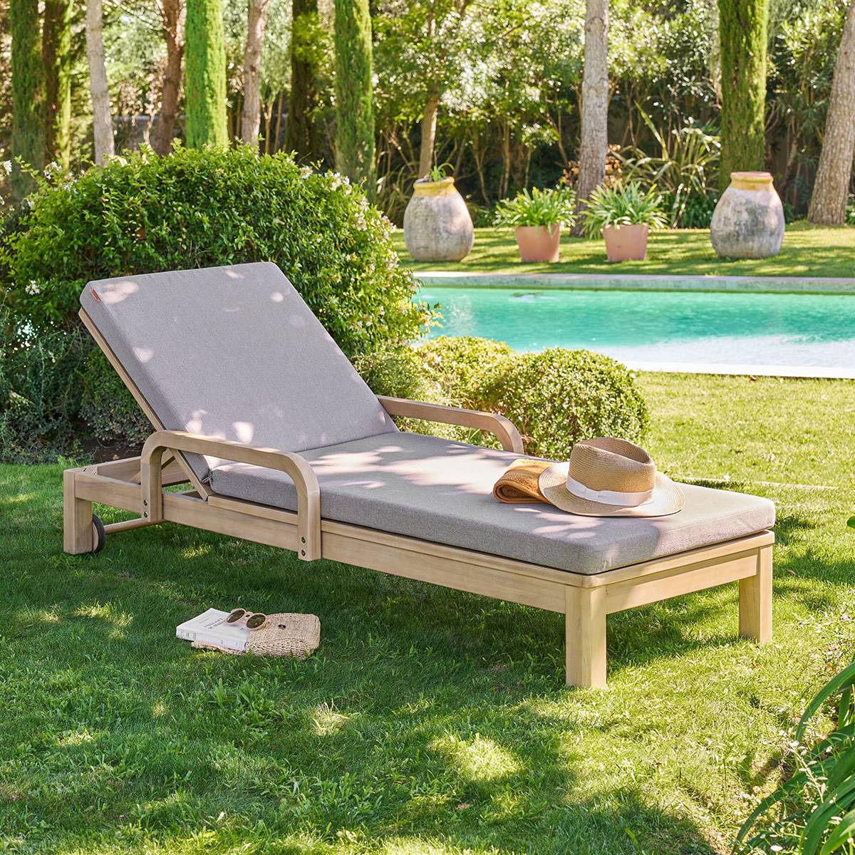 Lit de piscine inclinable 4 positions en acacia avec coussin PAPOUASIE beige, HESPERIDE