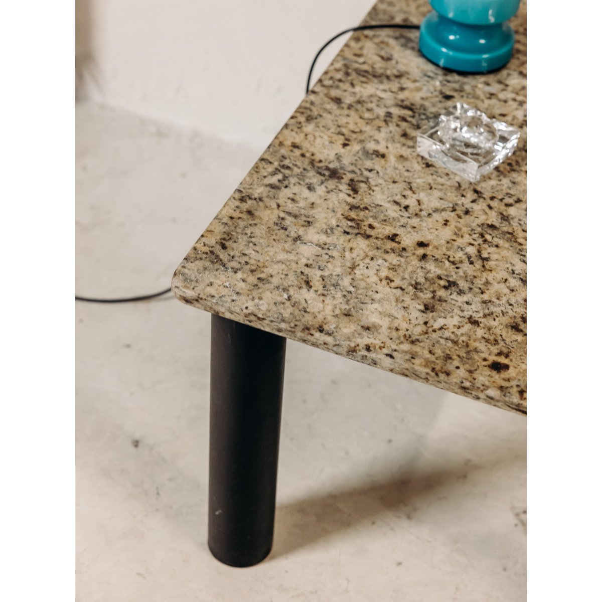 Table basse en granite et métal Marie-Pierre N°95 - Bon état beige, DEBONGOUT