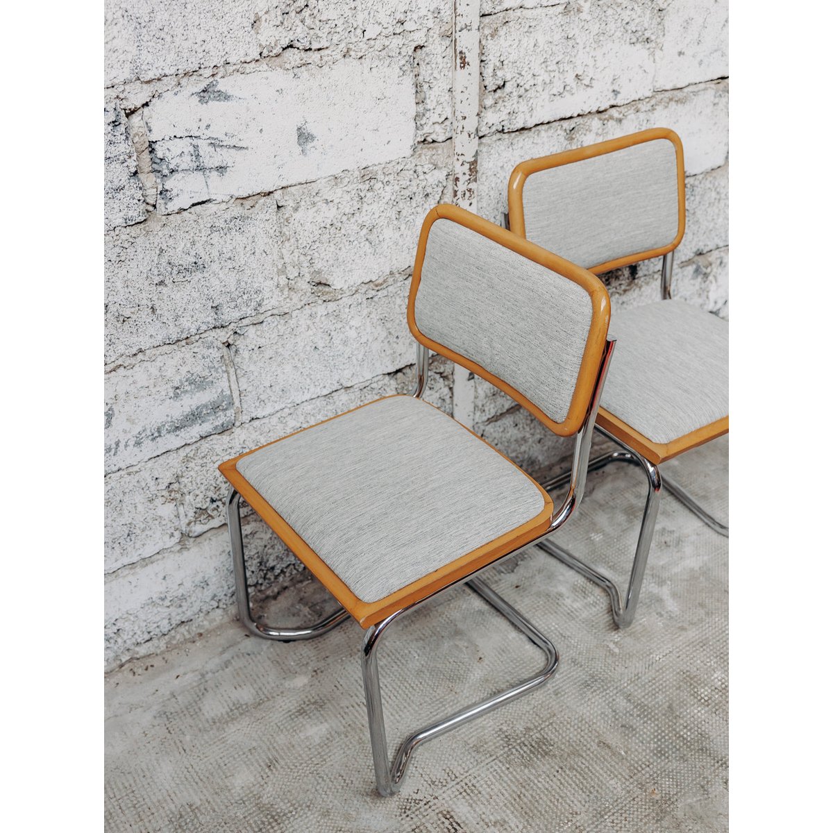 Paire de chaises Breuer Alma N°345 - Bon état gris, DEBONGOUT