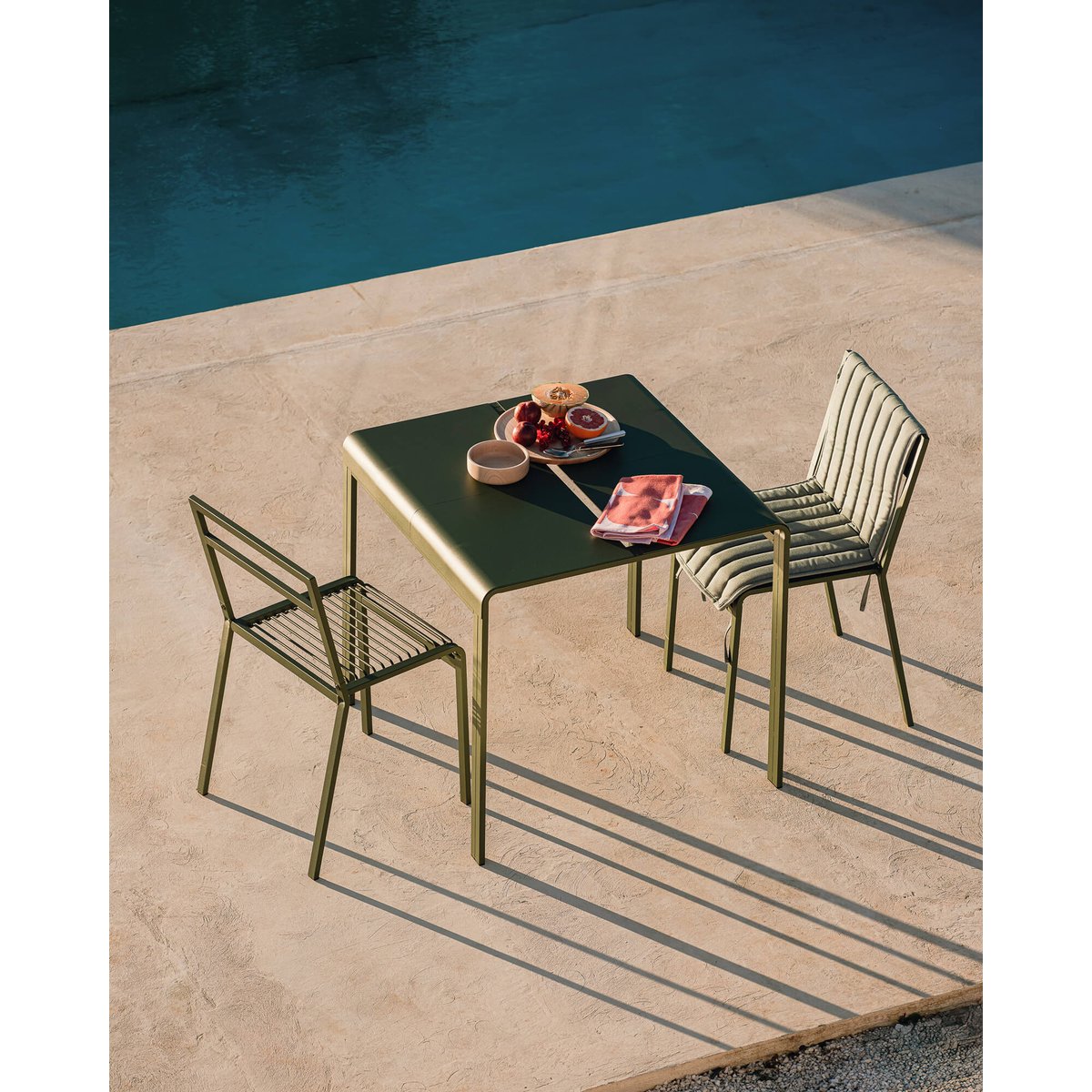 Chaise Oto - métal extérieur, légère et durable vert forêt, marron cacao, NOO.MA