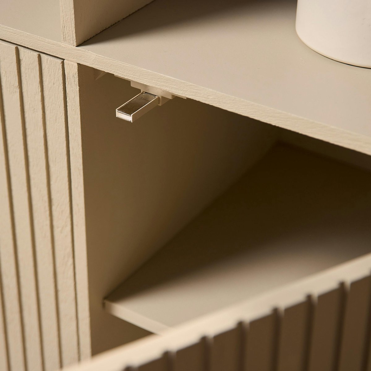 Bibliothèque de salon 6 portes rainurées CORTINA beige, PIER IMPORT