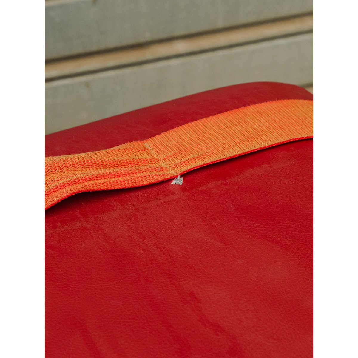 Pouf en cuir rouge Jean-Philippe N°108 - Bon état rouge, DEBONGOUT